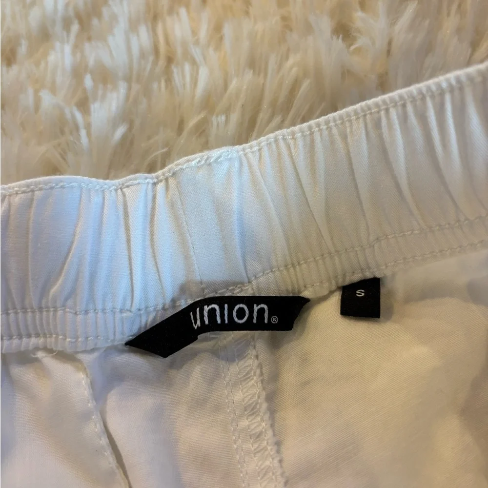 Union flat front elasticized waist white shorts size  small